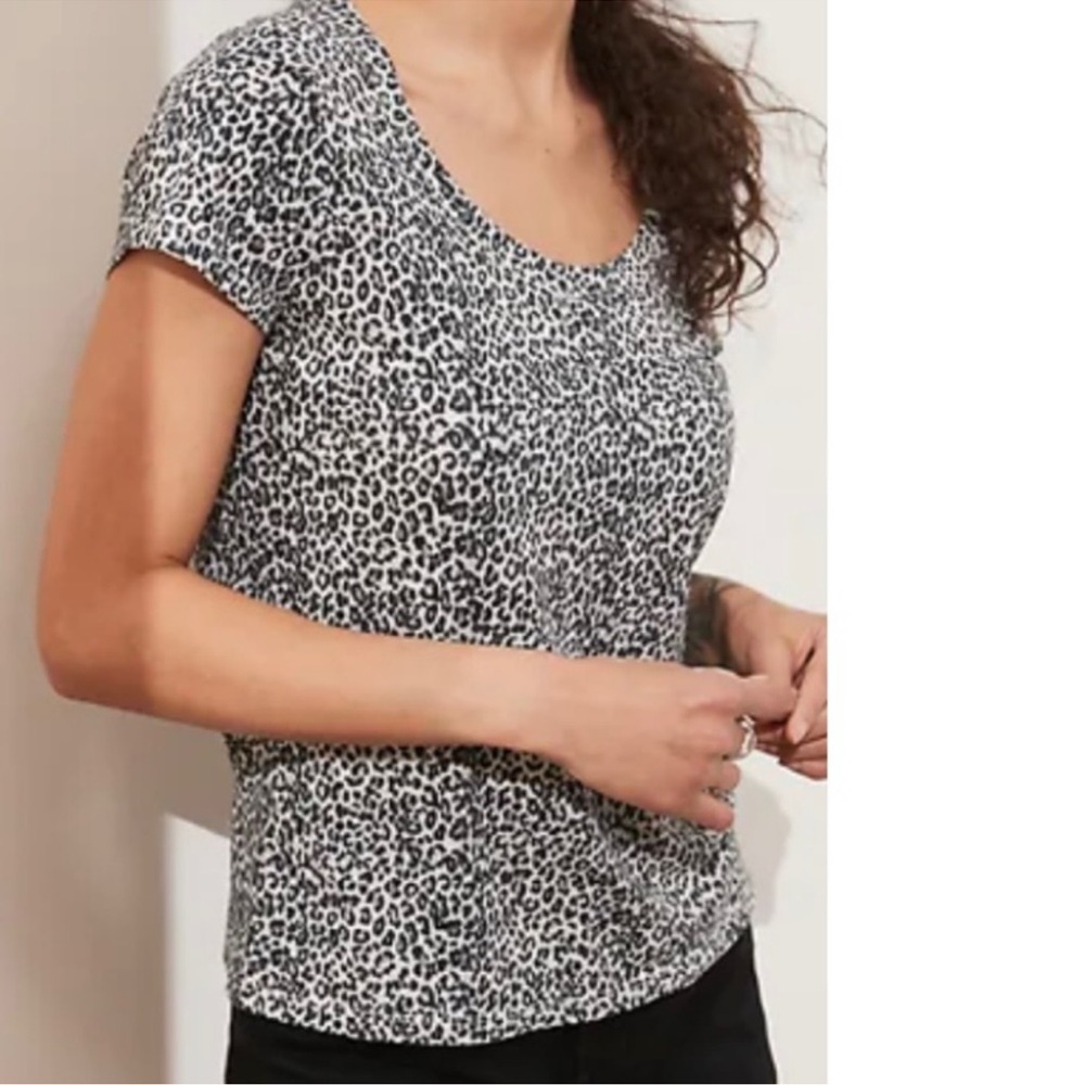 Banana Republic Short Sleeve Slub
Modal T-Shirt Women size small White Leopard